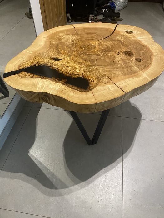 Stolik z dużego plastra jesionu z żywicą loft-96/78cm
