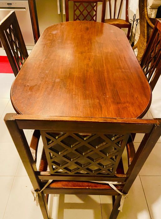 Mesa , duas cadeiras e dois cadeirões