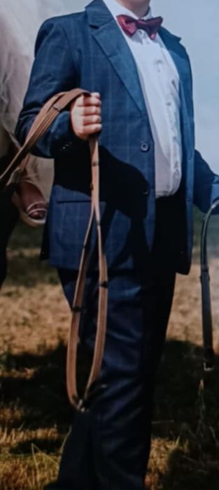 Granatowy garnitur w kratę