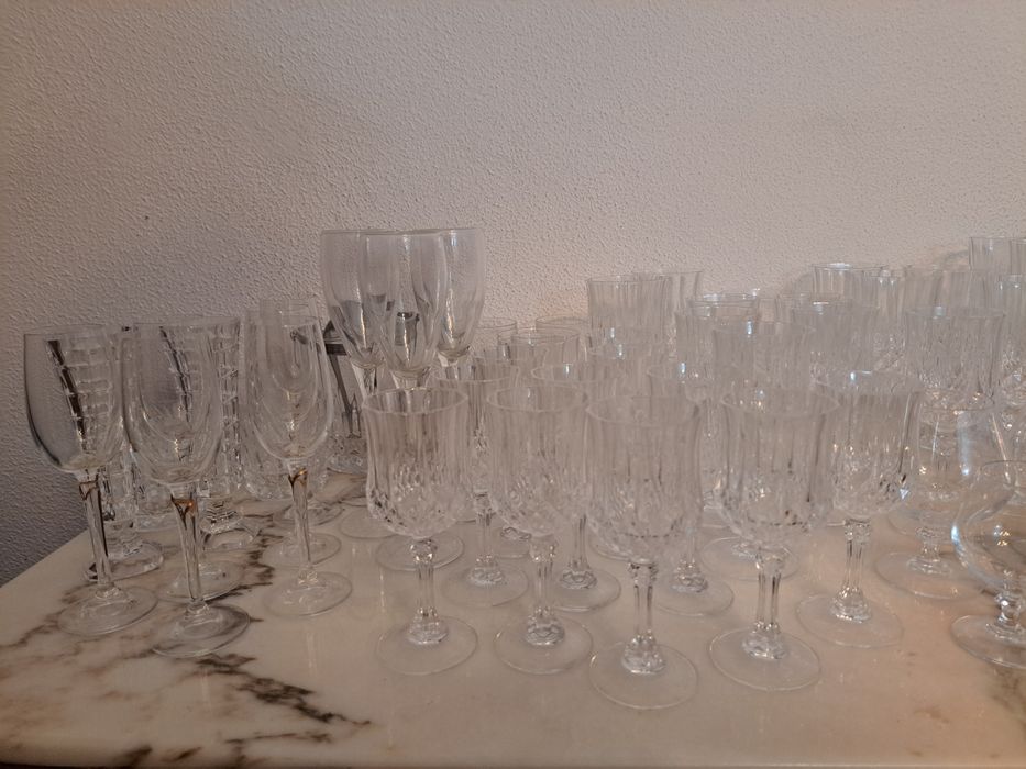 Vários copos em vidro e cristal