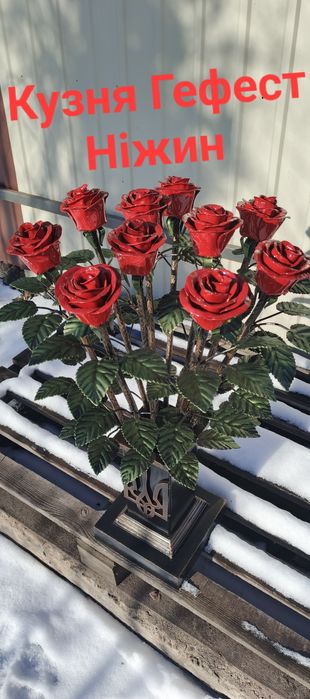 Ковані троянди у вазі