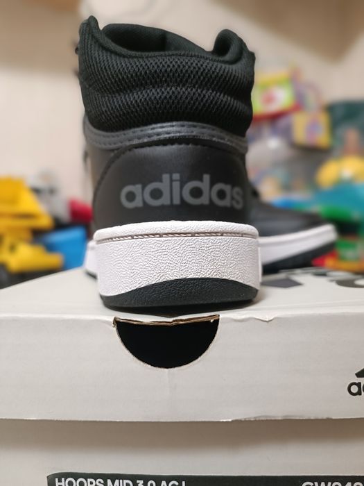 Дитячі високі кросівки adidas Hoops Mid 3.0 Aс  25,5