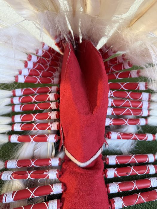 Strój indianina z prawdziwych piór