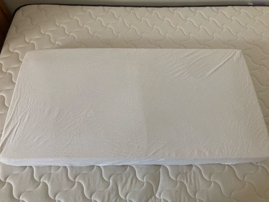 Conjunto como novo para berço: Colchão, lençóis e edredões