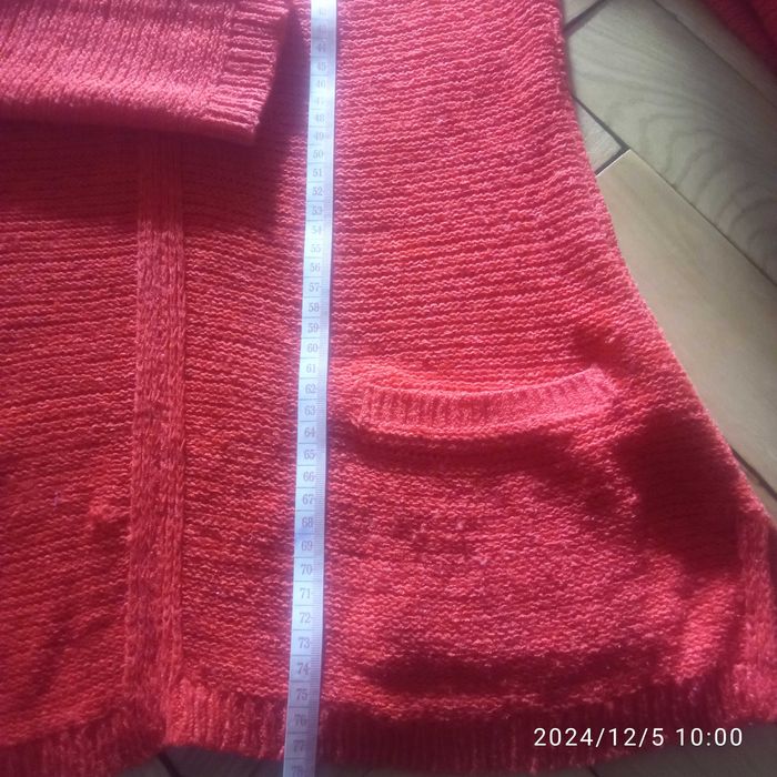 sweter cienki czerwony z delikatnie dzianym prostym wzorem