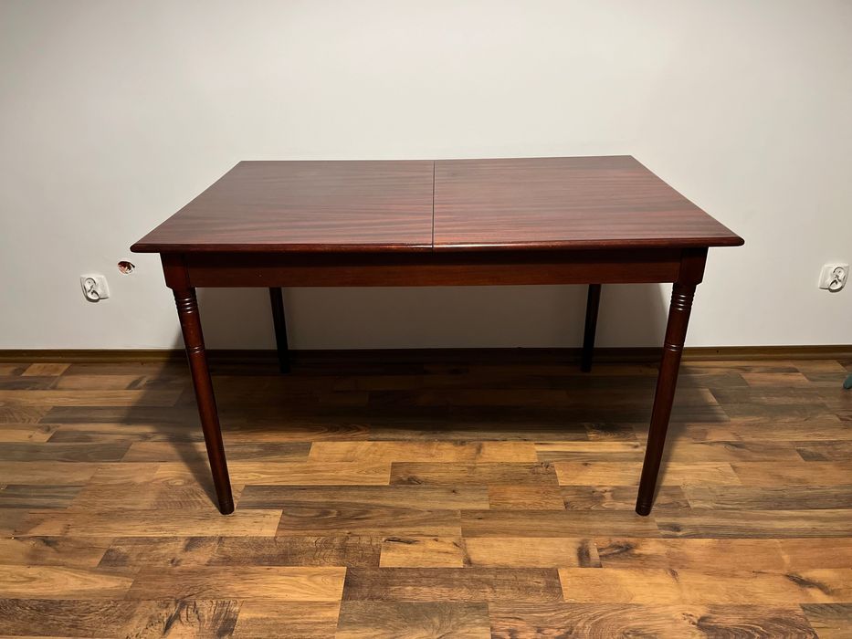 Duży stary solidny drewniany stół w dobrym stanie