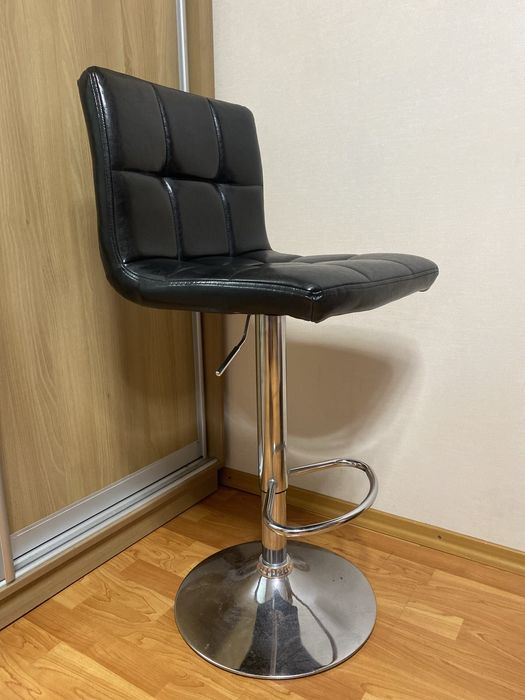 Барный стул (стул для бровей) почти новый