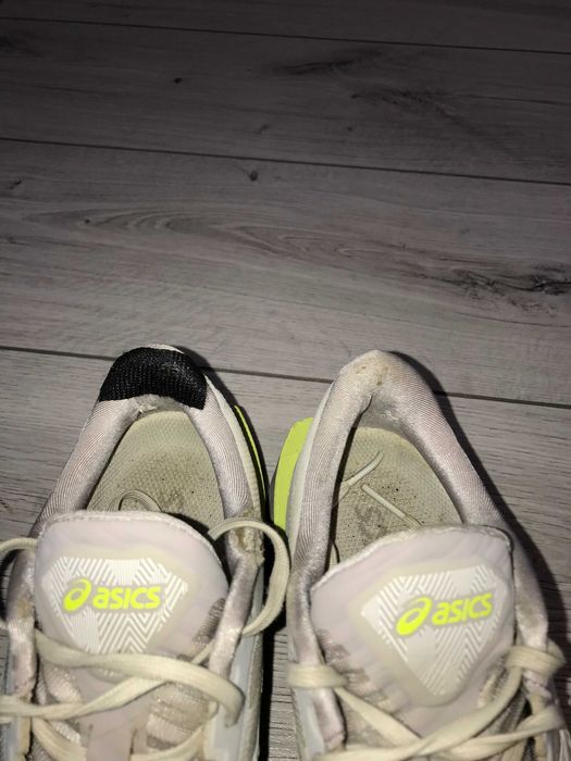 Buty do biegania ASICS Novablast rozm. 37,5