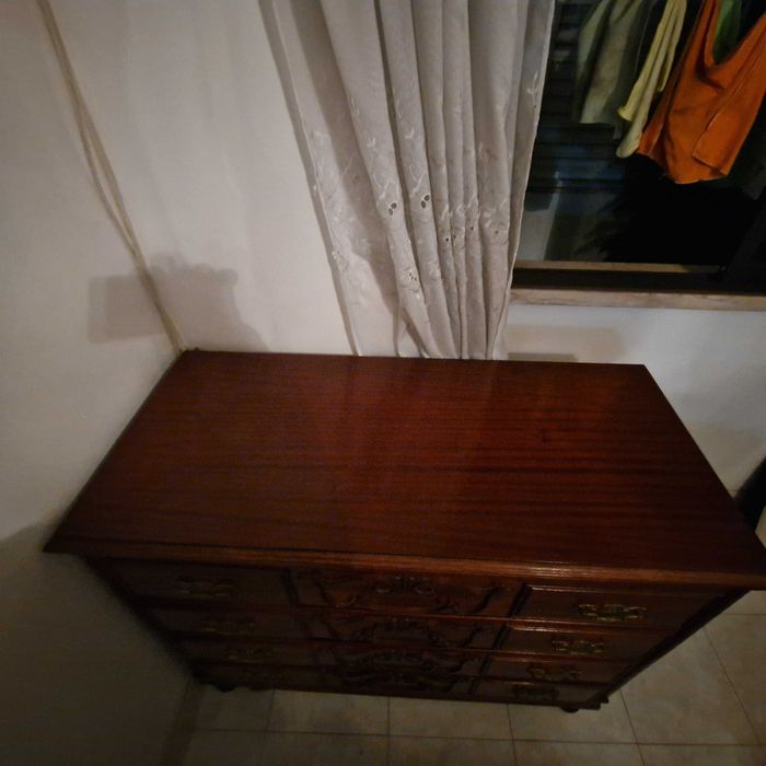 Cómoda clássica em madeira maciça – excelente estado