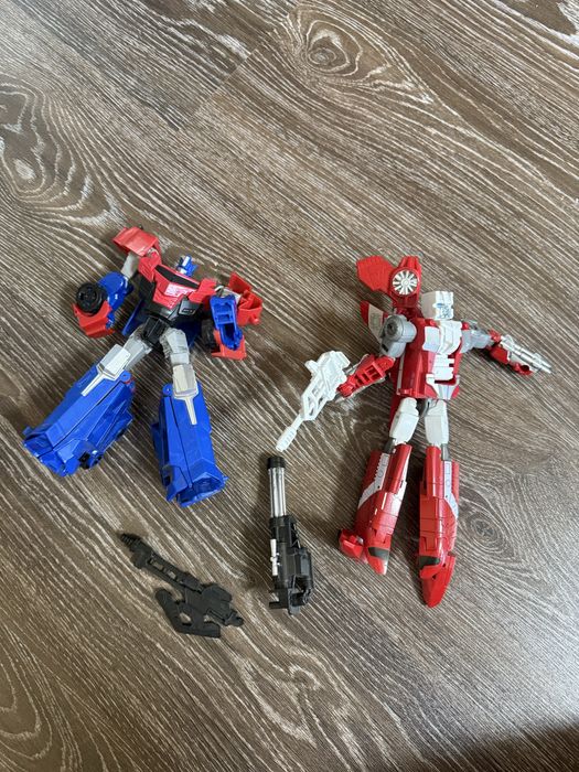 Трансформери Optimus Prime та Sideswipe
