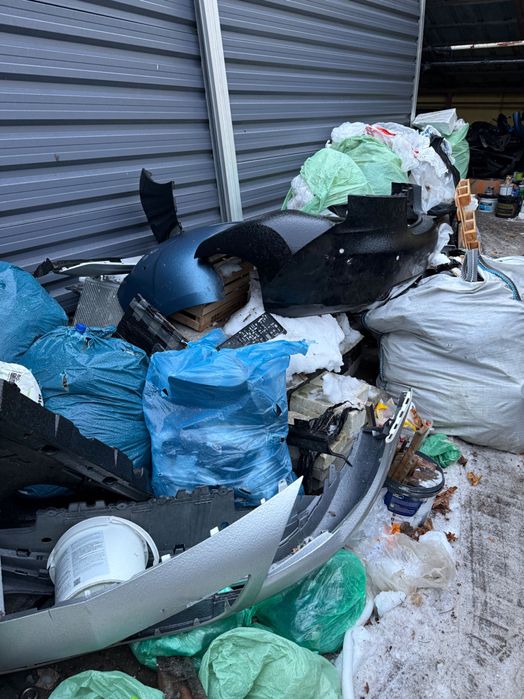 Oddam za darmo części złom plastiki opony drewno