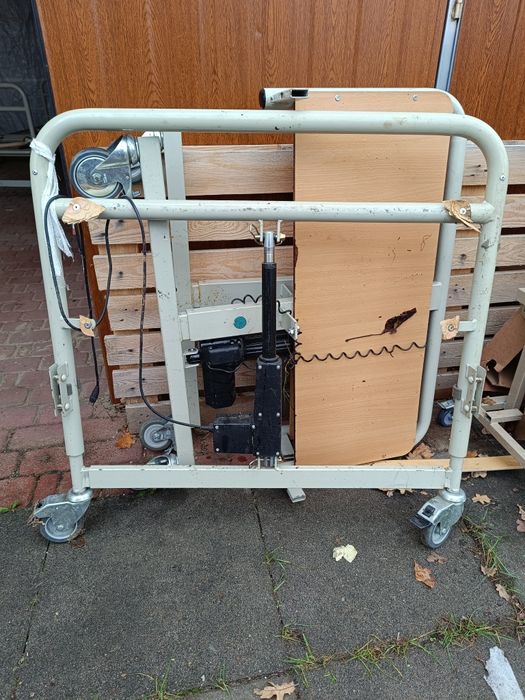 Stół roboczy warsztatowy elementy metalowe kółka
