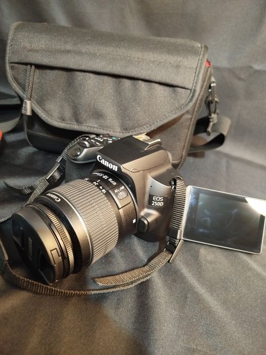 Máquina Fotográfica CANON EOS 250D +EF-S 18-55  COMO NOVA em Garantia