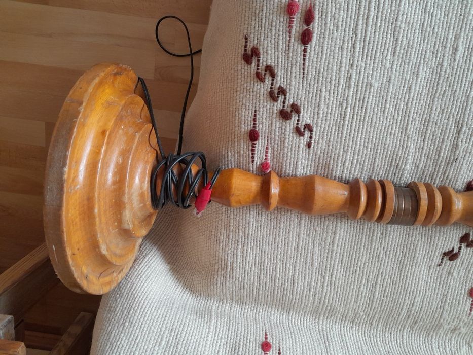 Lampa stojąca drewniana z elementami mosiądzu PRL-u