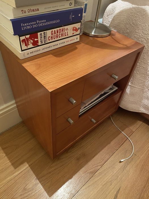 Cama de solteiro de cerejeira com gaveta + mesa de cabeceira e Móvel de apoio