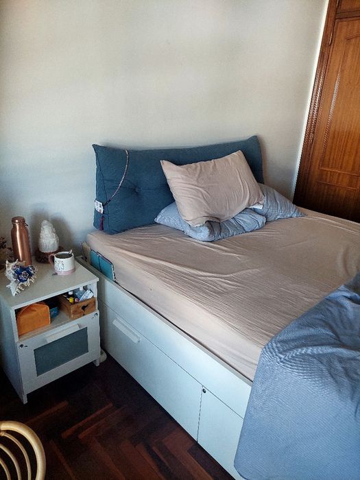 Conjunto de móvel de cama + 1 mesa cabeceira + 1 camiseiro