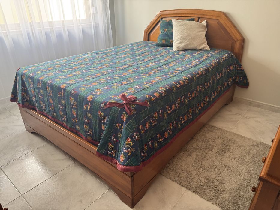 Cama de casal em madeira maciça