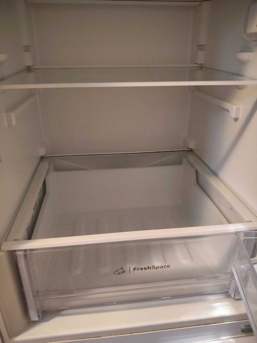 Prateleiras gavetas do Indesit combinado