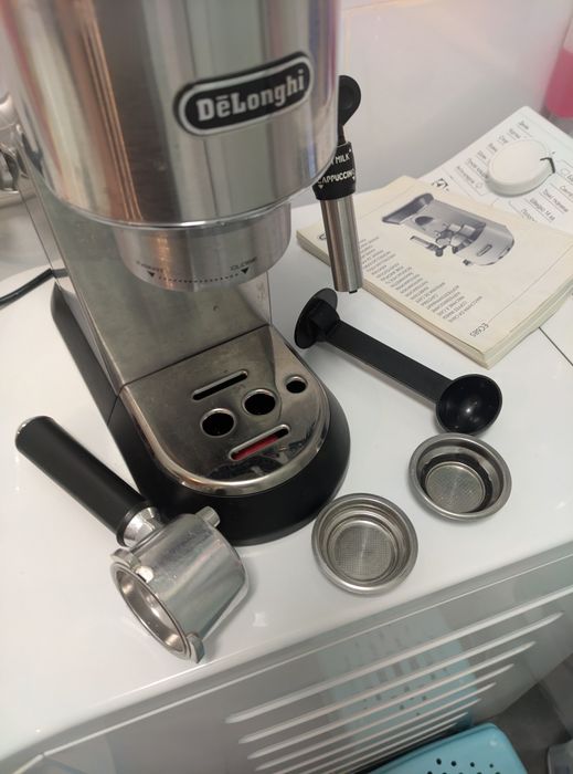 Кавоварка. Каво машина. Delonghi Dedica EC685