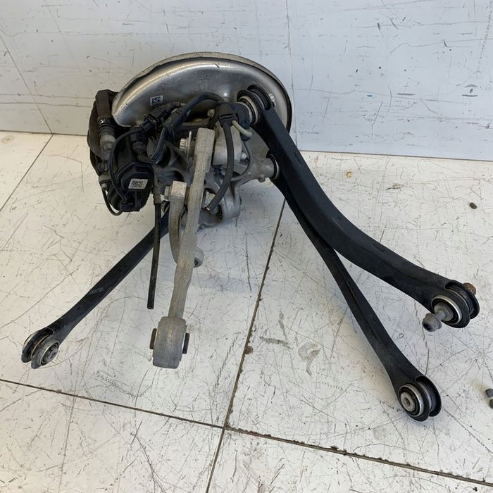 Zwrotnica Tył Prawa Zawieszenie Wahacze Zacisk Tarcza Audi A4 B9 A5 8W