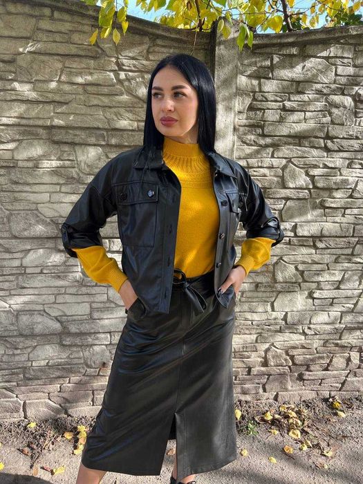 Жіночий шкіряний костюм з спідницею