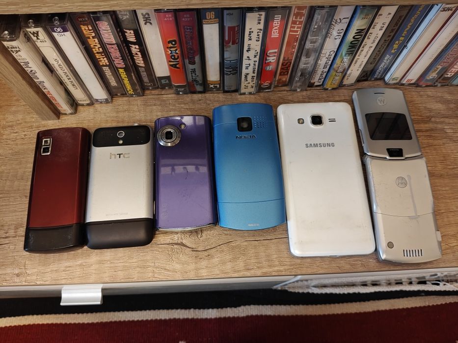 Лот телефонів робочих та неробочих