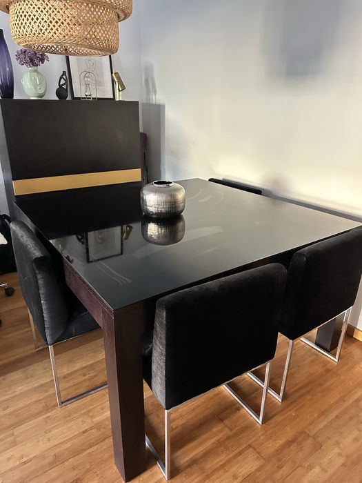 Mesa de jantar e cadeiras