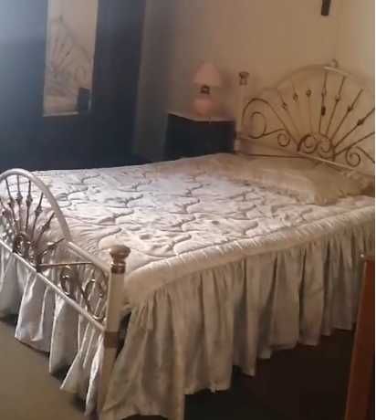 Cama de madeira com estrado e colchão