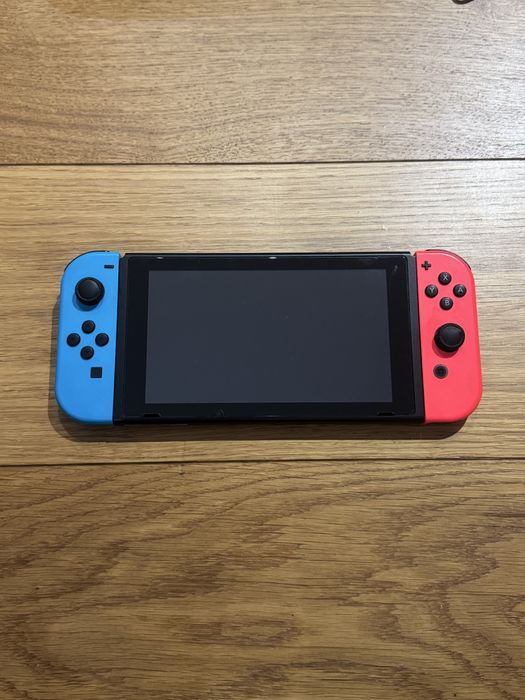 Nintendo switch - czerwono-niebieskie