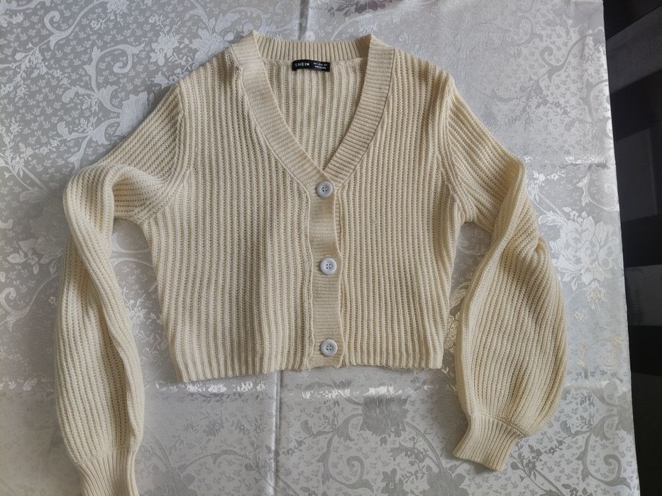 Kremowy sweter damski