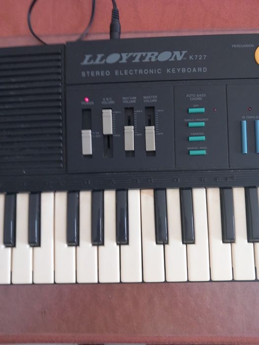 Teclado Eletrónico Vintage Lloytron K727 - 100% Funcional (Sinal de Idade nas Teclas)