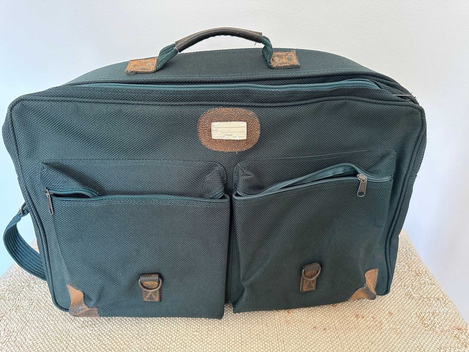 Mala de viagem à tiracolo