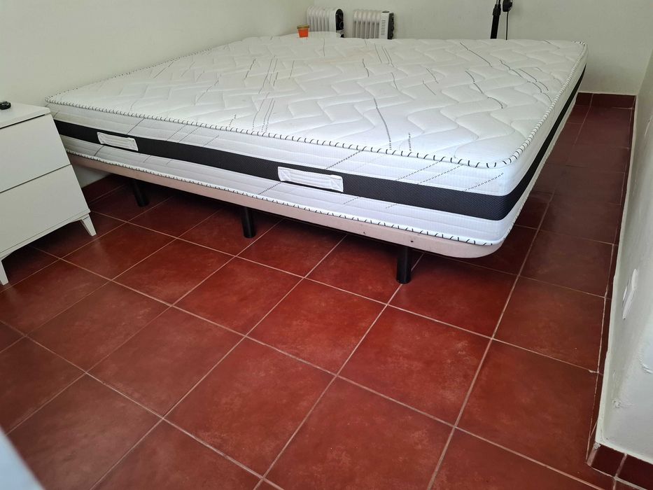 Cama de Casal Completa: Colchão Ortopédico + base Tapizada com pés