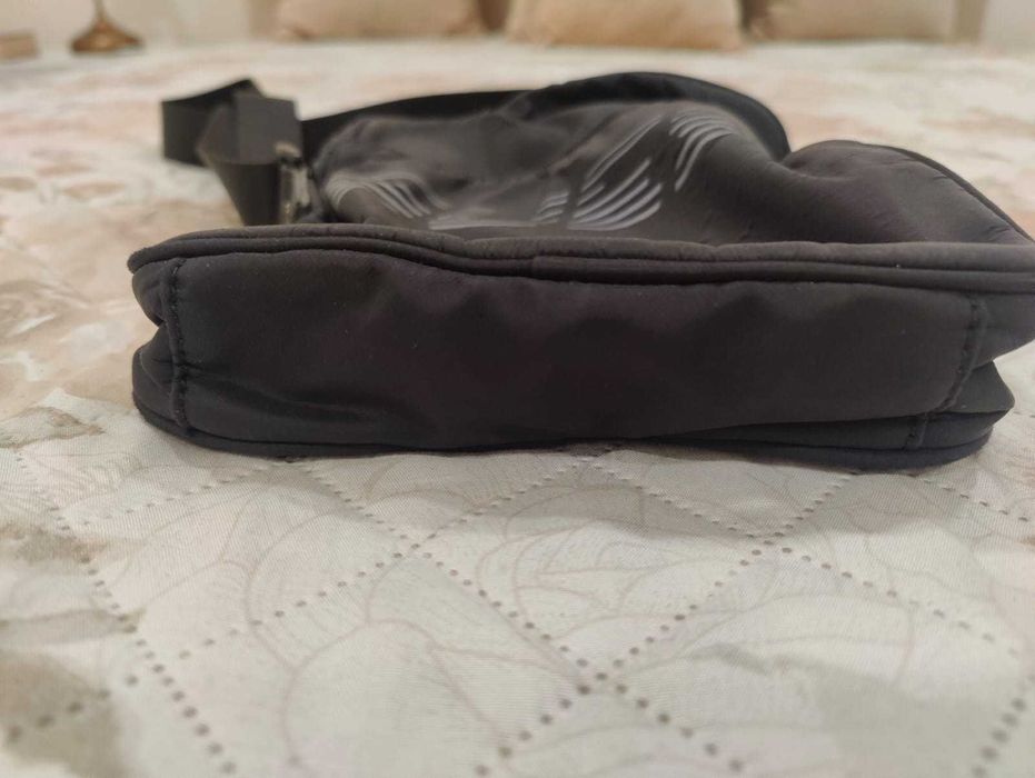 Mala tiracolo Guess em estado semi-novo 19x25 cm