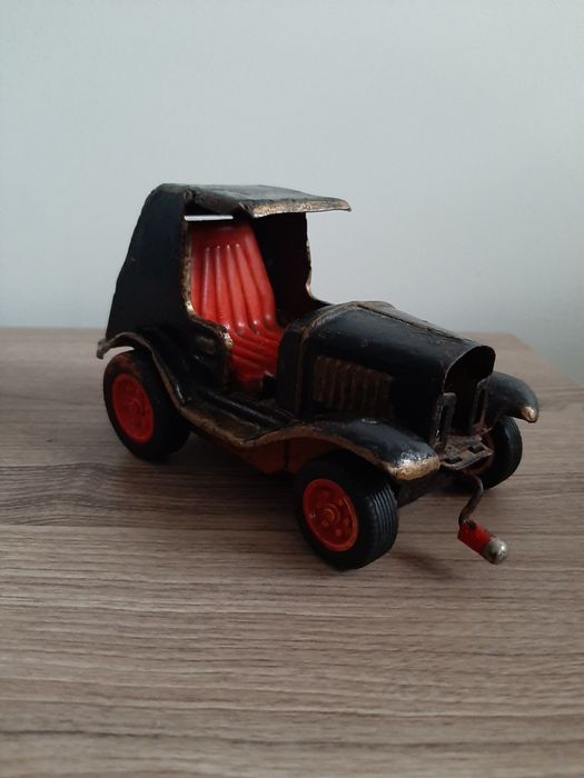 Carro antigo em metal