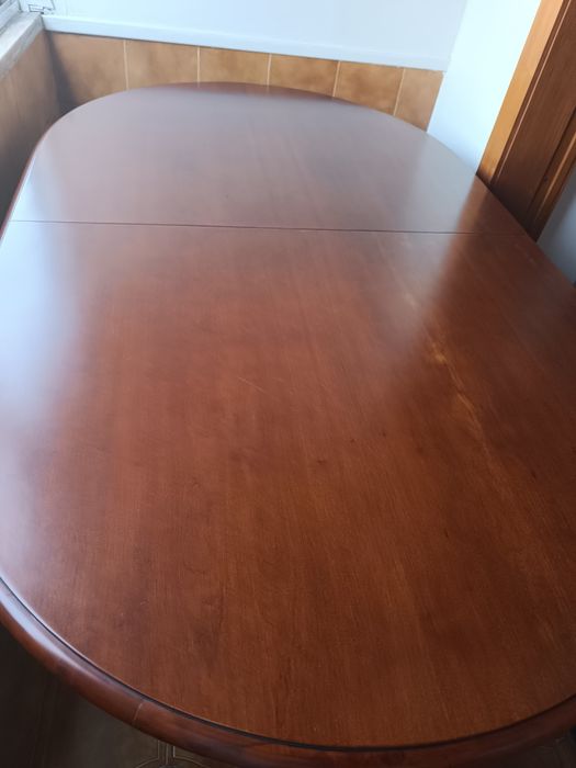 Mesa oval extensível em cerejeira