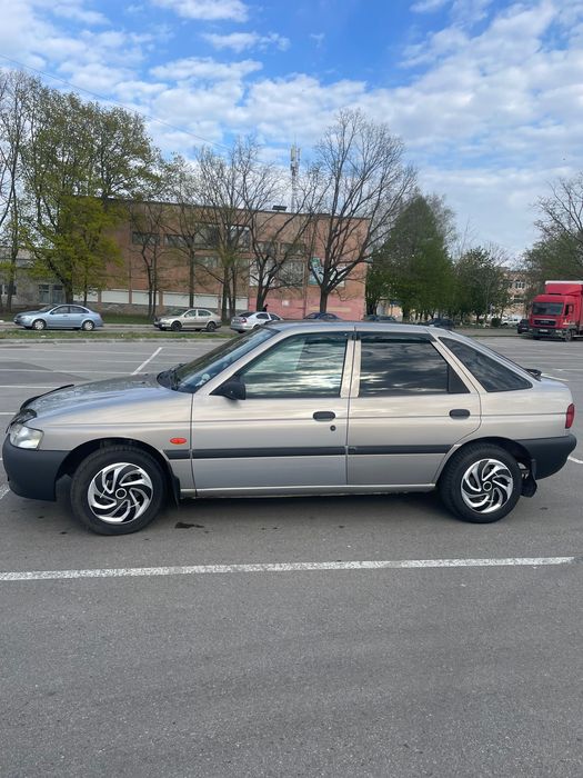 Машина Форд ескорт