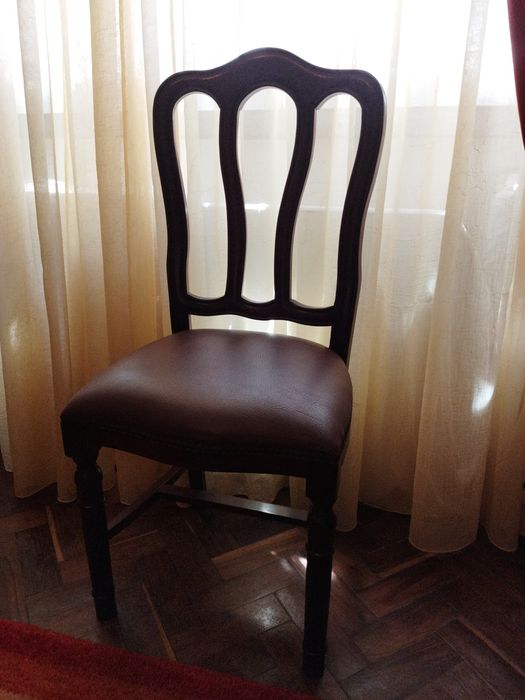 Cadeira Estofada Em Pele