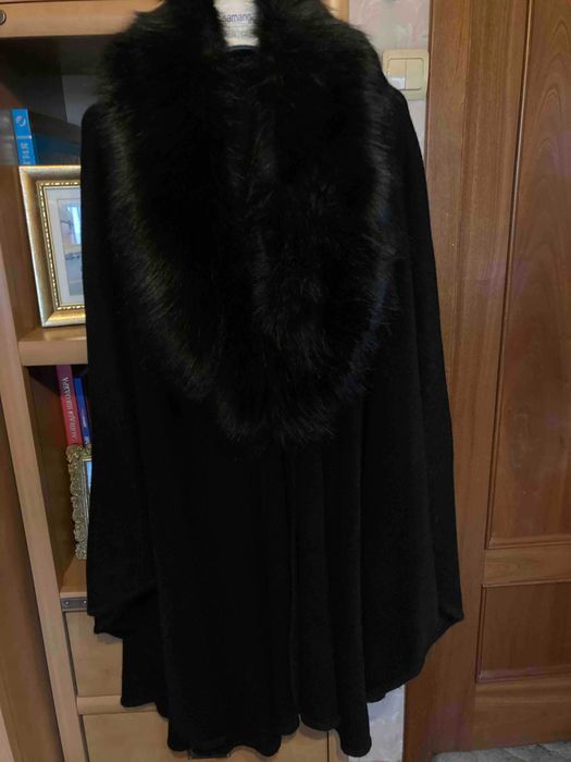 Чорна накидка -пончо  з коміром із хутра, виробництво Італія