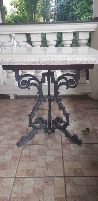 stolik z granitowym blatem