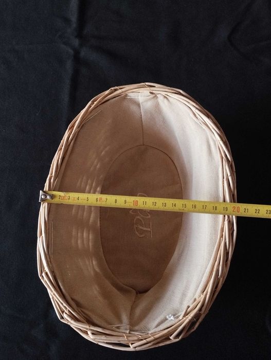 Conjunto de dois cestos em vime com um design artesanal e rústico