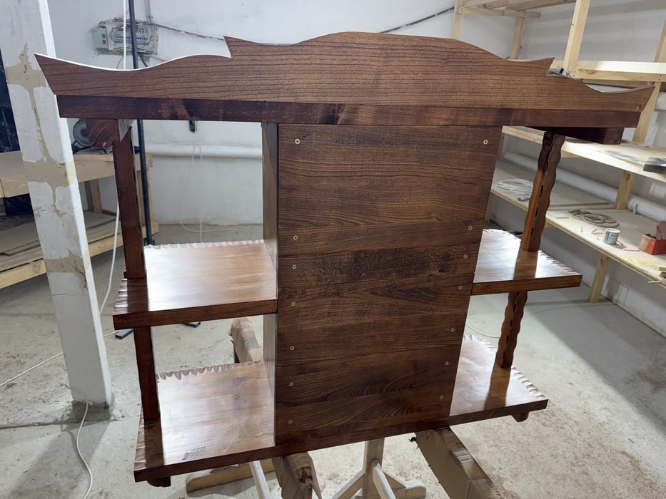 Комод із натурального дерева.