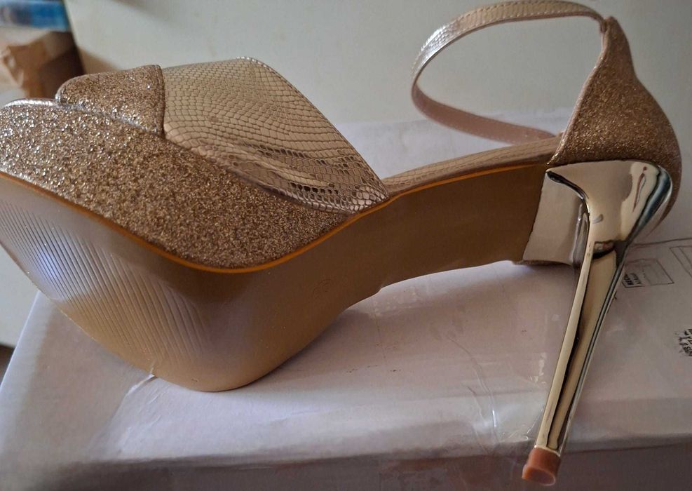 Sapatos de Mulher Dourados