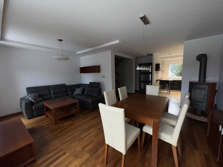 Wyposażony dom szeregowy z garażem na wynajem