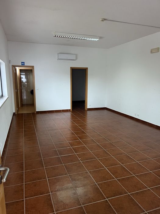 Armazem alugo entre pombal e leiria com condicoes ideal para ginasio