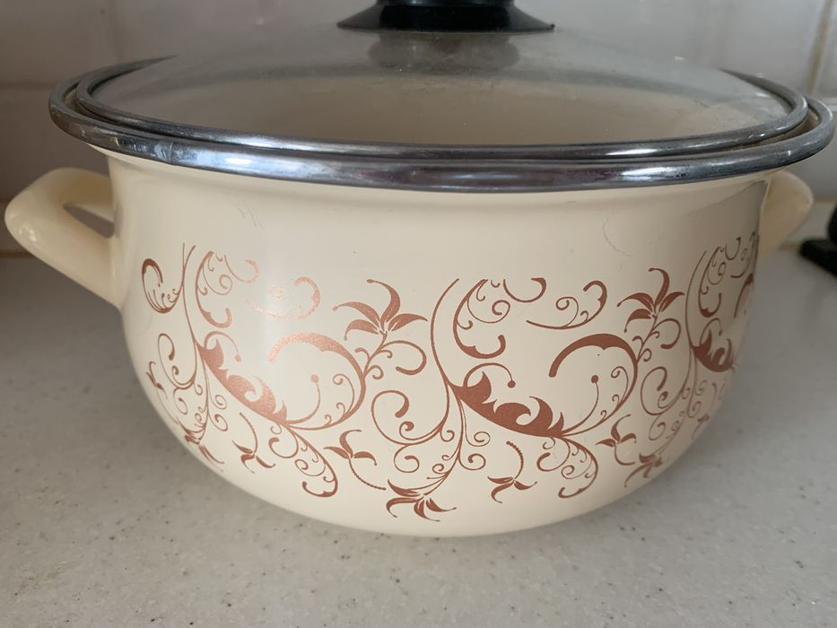 Продам каструлю 2.5л с крышкой