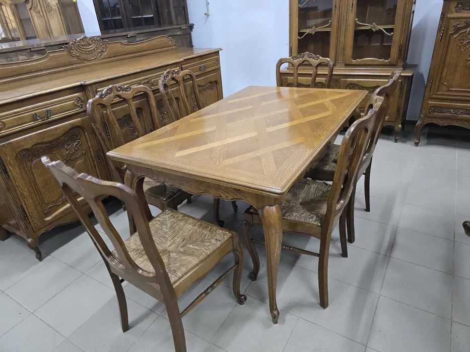 Komplet mebli w stylu ludwikowskim–komoda, witryna i stół z krzesłami