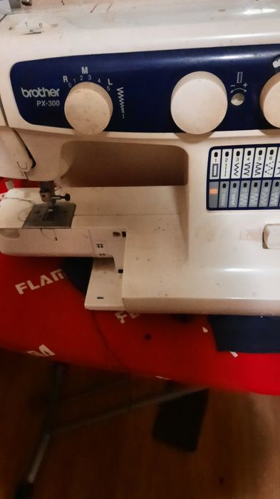 Uma máquina de costura e uma fritadeira