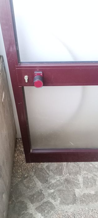 Vendo porta em alumínio