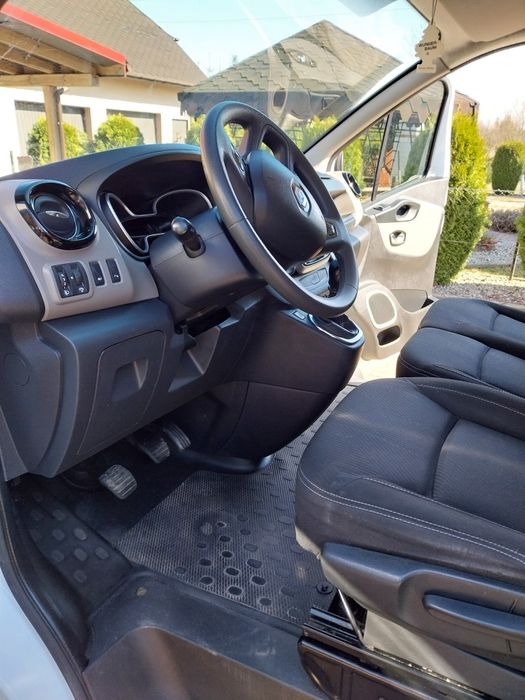 Renault Trafic. Faktura VAT cena brutto